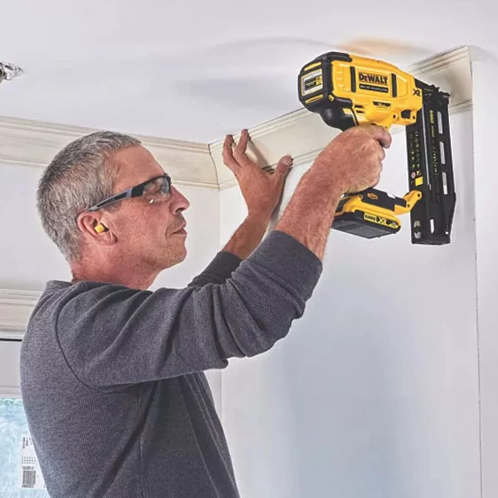 DeWalt - Clavadora de Acabado sin escobillas XR 18V sin cargador/batería con maletín TSTAK 16Ga para clavos de 1,6mm diámetro y 32-64mm largo