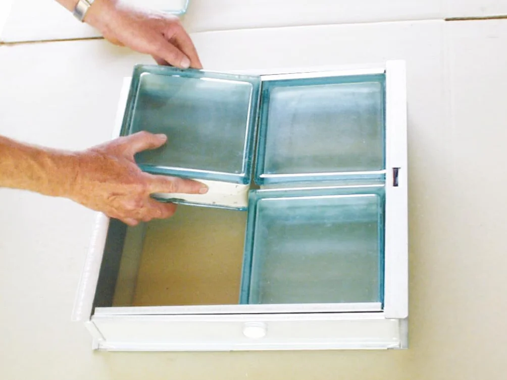 Ventana/Marco abatible y basculante para 2 bloques de vidrio de cm 19x19x8 | Unidad de venta 1 Ventana por 2 bloques de vidrio