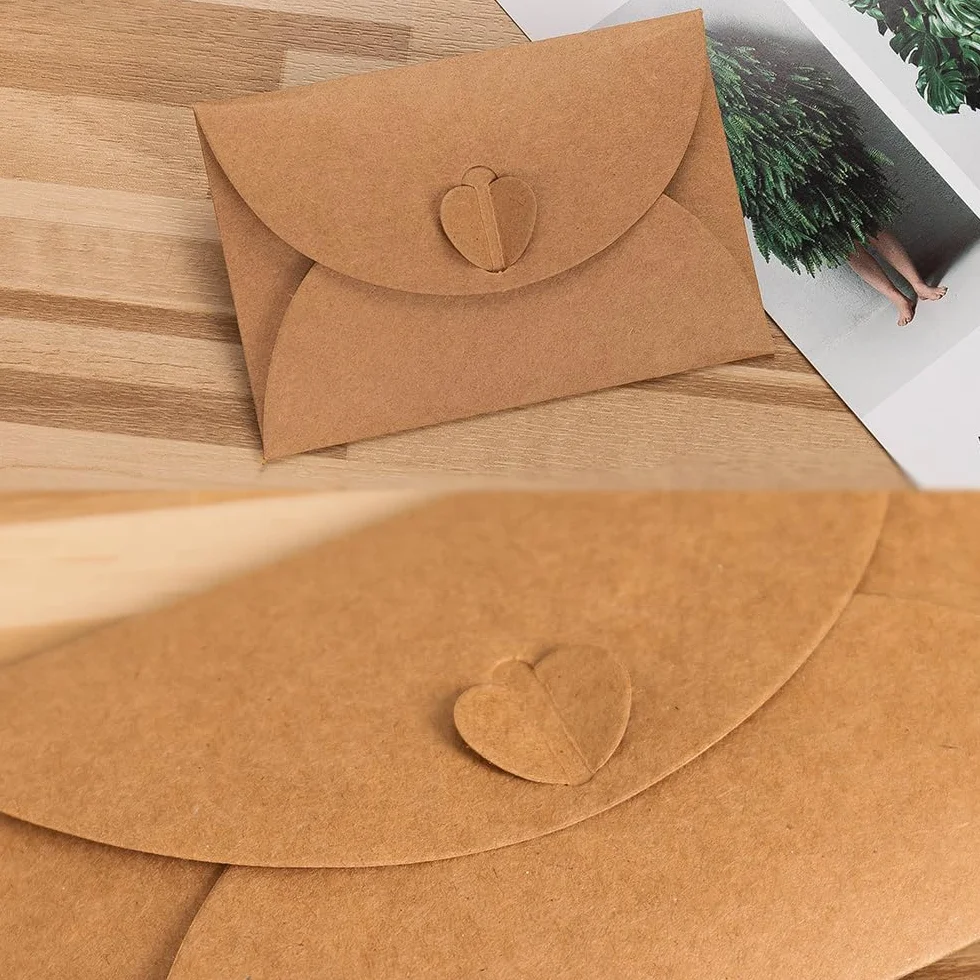 15 Sobres de Papel Kraft con 15 Tarjetas de Papel en Blanco - Mini Sobres con Cierre de corazón para Tarjetas de Regalo DIY Graffiti