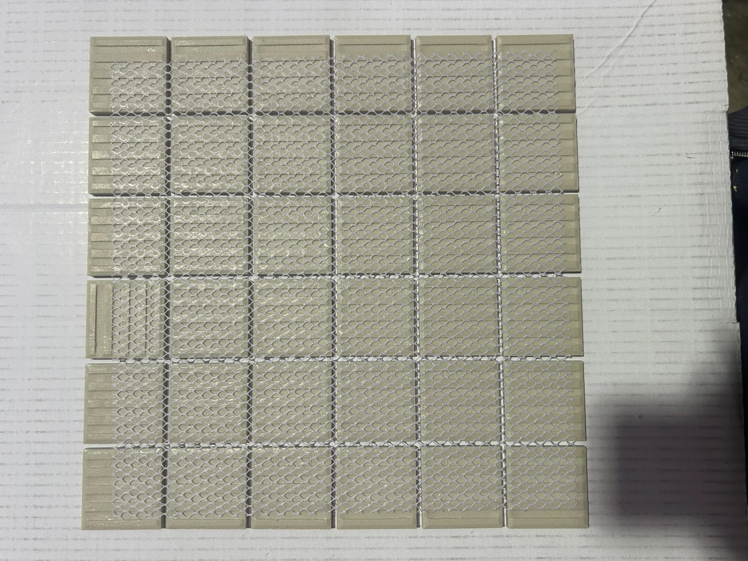 Modelo U011 (GRIS SAL & PIMIENTA) Mosaico enmallado de Porcelanico Todo Masa. Medida 4,8x4,8cm. Pegado en mallas de 30x30cm.