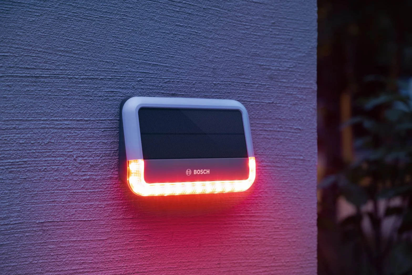 Bosch Smart Home sirena exterior, un sistema de alarma inalámbrico con panel solar, le avisará mediante notificaciones