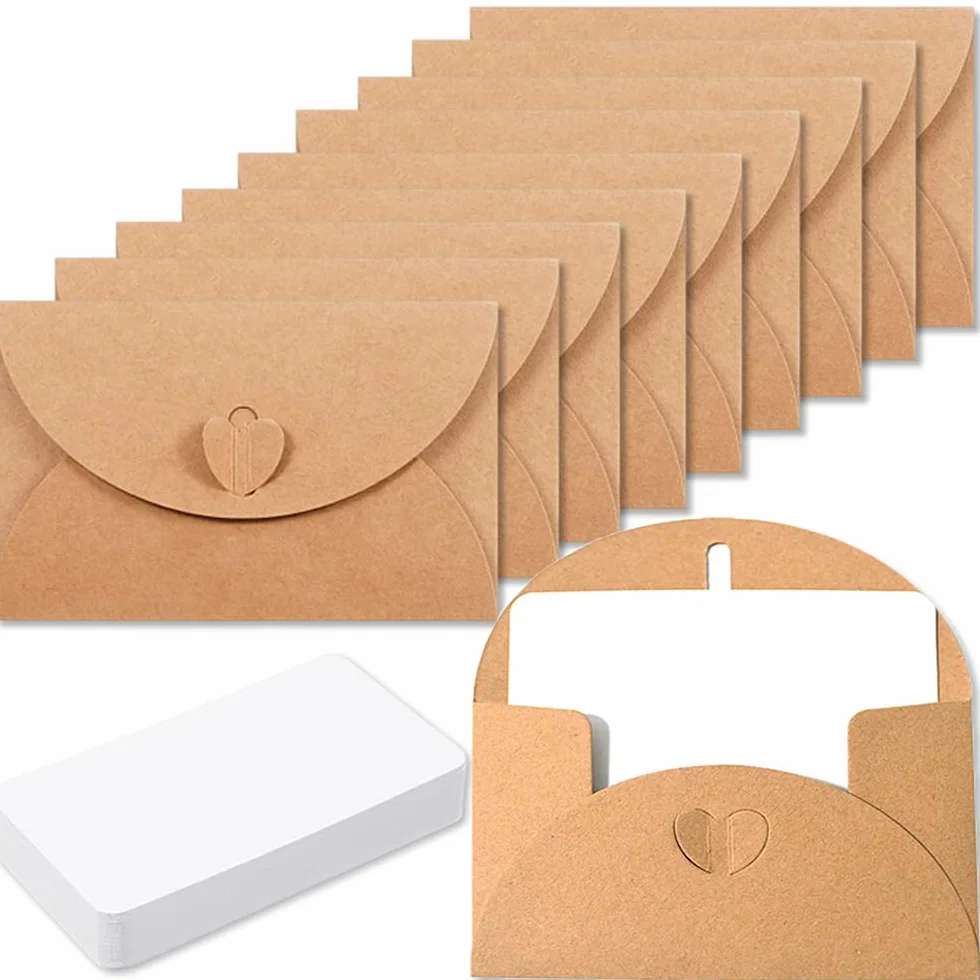 15 Sobres de Papel Kraft con 15 Tarjetas de Papel en Blanco - Mini Sobres con Cierre de corazón para Tarjetas de Regalo DIY Graffiti