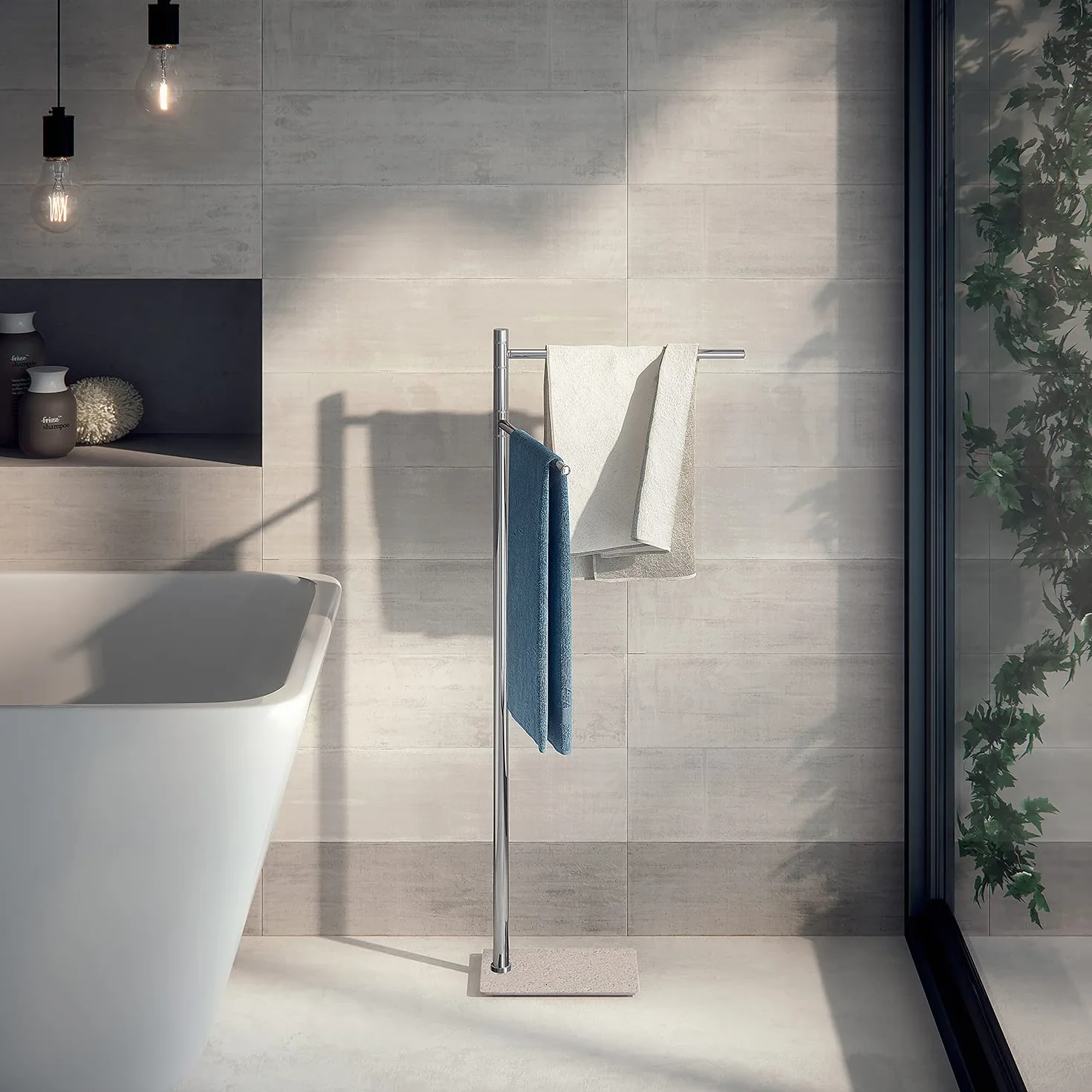 Gedy TRILLY Toallero de pie para baño con 2 Brazos, Beige-Cromo, Acero INOX, resinas termoplásticas y Base en Resina y Arena, 14 x 34 x 84,8