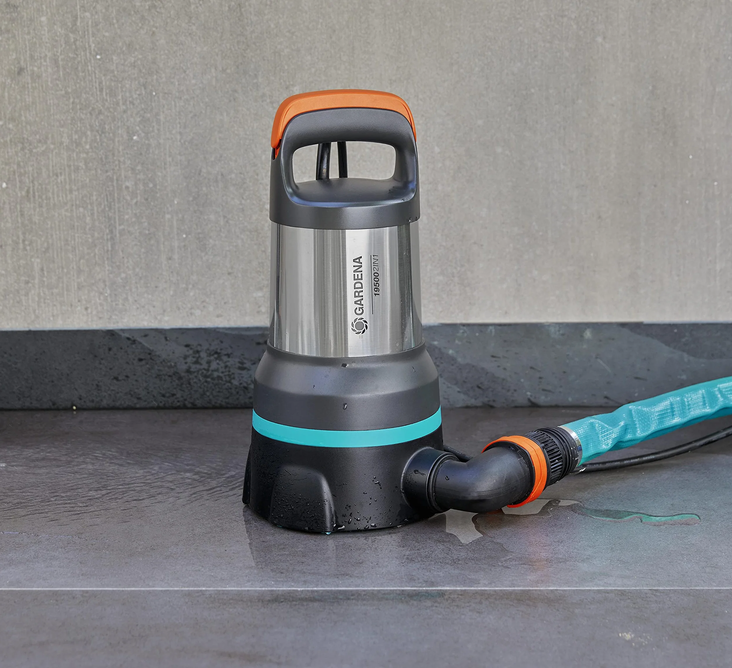 Gardena Bomba sumergible agua limpia/residual 15000: bomba combinada de drenaje, caudal 15000 l/h, aspiración plana hasta 1 mm y tamaño grano 550 W (09048-20)