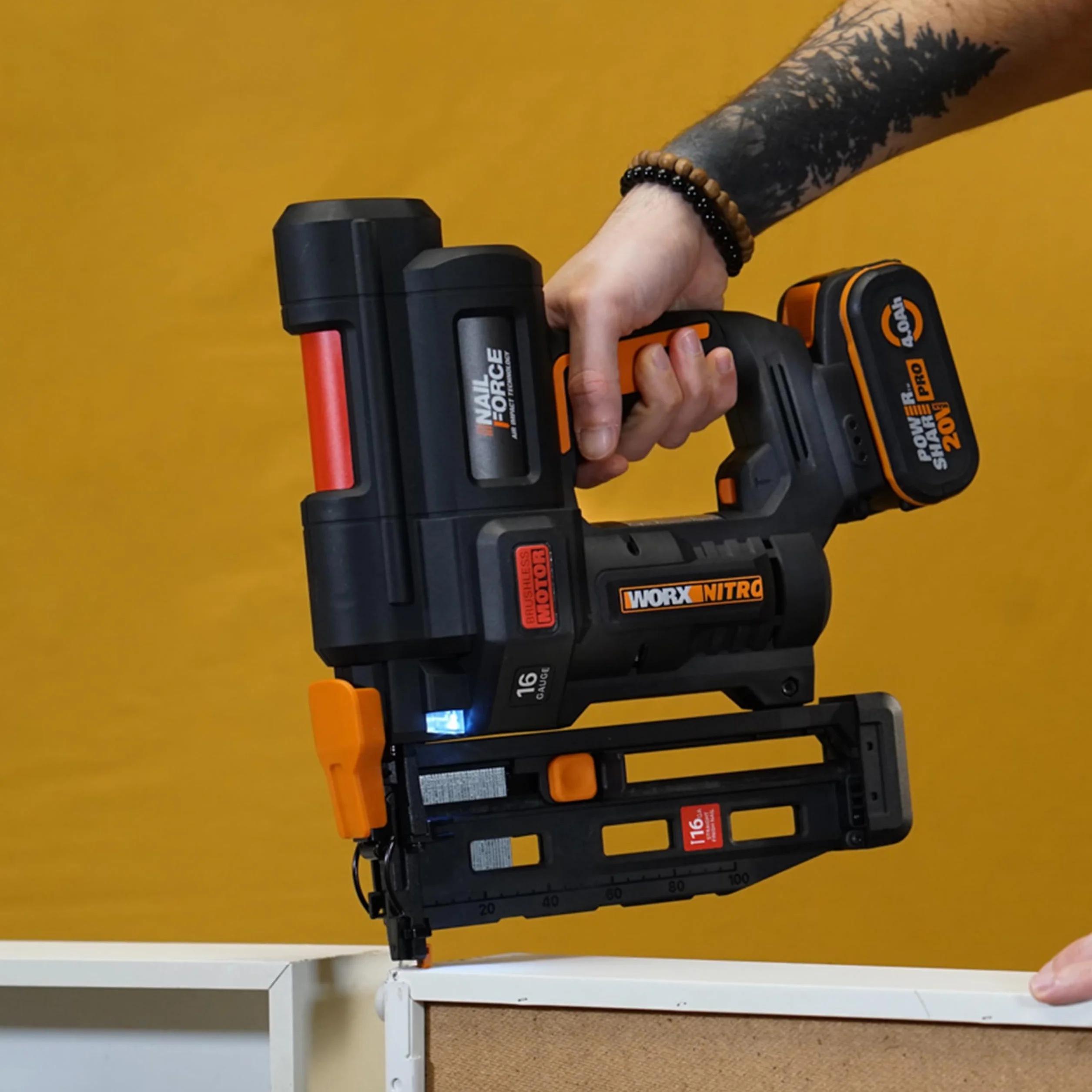 WORX WX841 Nitro – Clavadora eléctrica inalámbrica 20 V – 2 Ah – Tire hasta 80 clavos por minuto – Hasta 64 mm en la madera – Desbloqueo sin herramientas – (incluye batería y cargador| 200 clavos