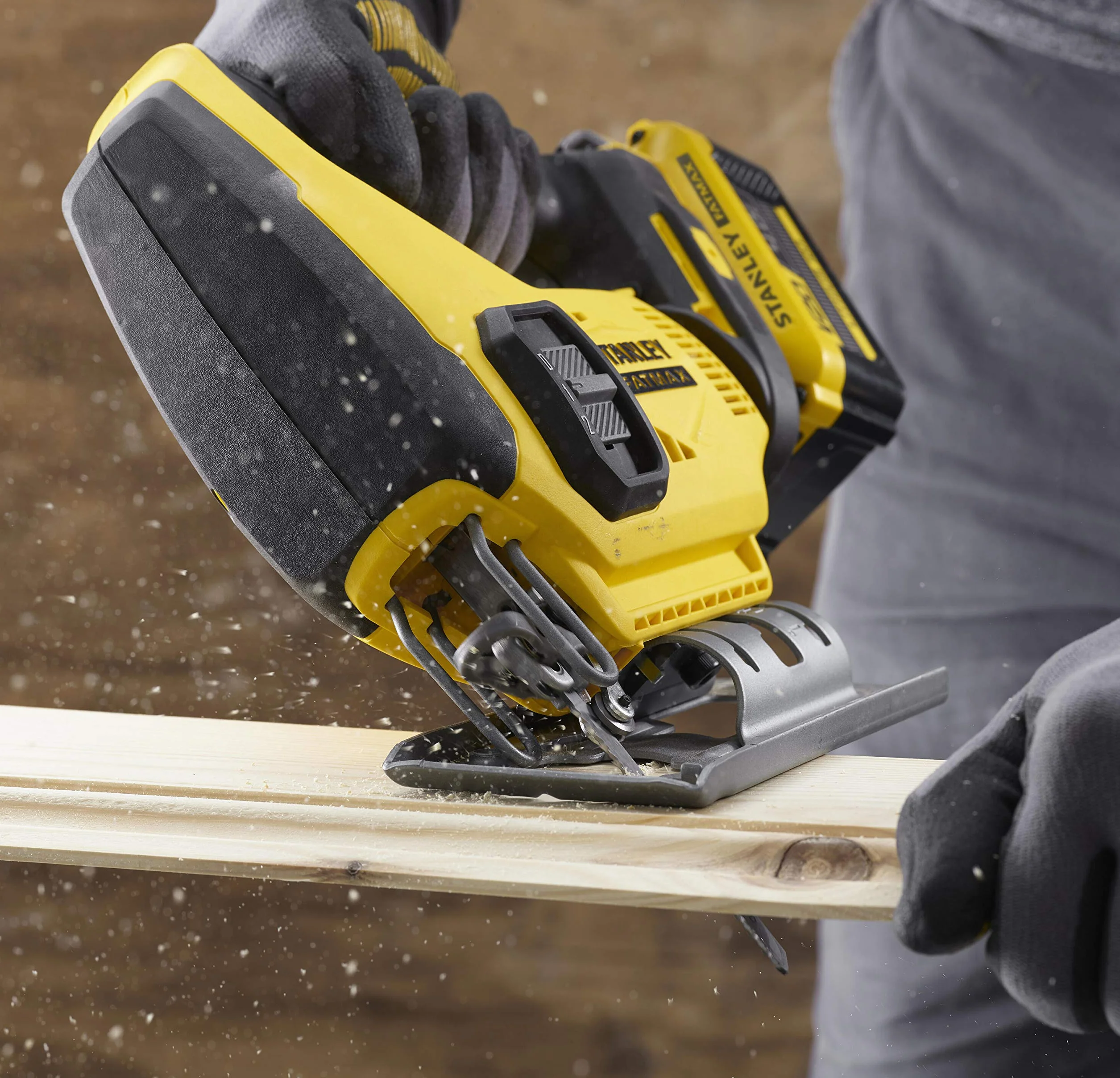 STANLEY FATMAX SFMCS600M2K-QW - SIERRA DE CALAR V20 LI-ION 18V CON 2 BATERÍAS 4Ah, CARGADOR Y MALETÍN