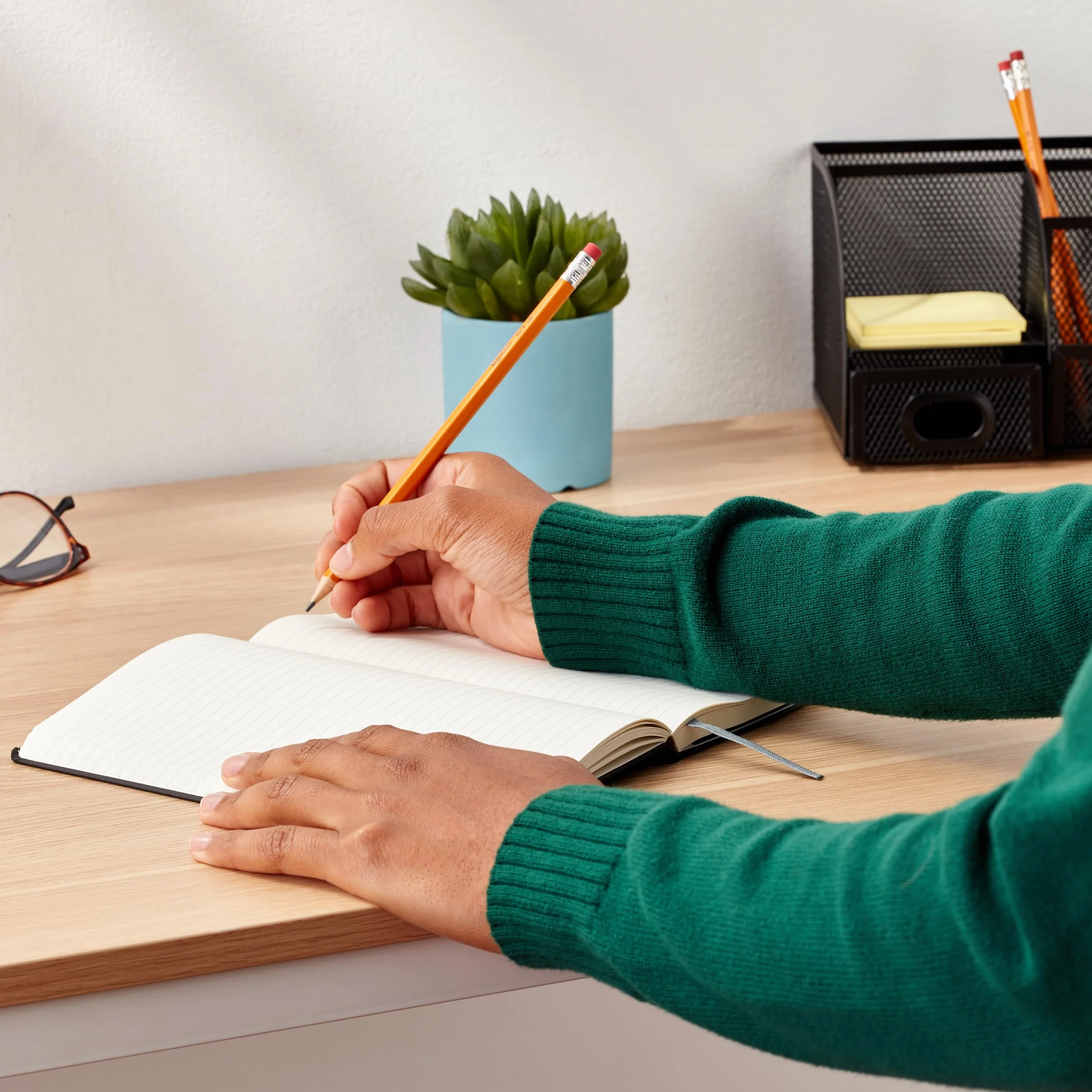 Amazon Basics Cuaderno clásico A5 liso negro