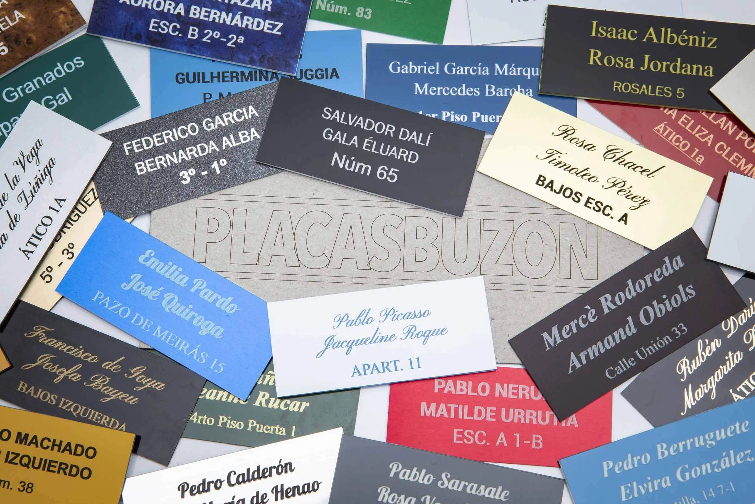 Placa para Buzón de plástico dorado mate y grabado negro. Cinta autoadhesiva. Grosor 1,5mm y tamaño máximo 100x40mm