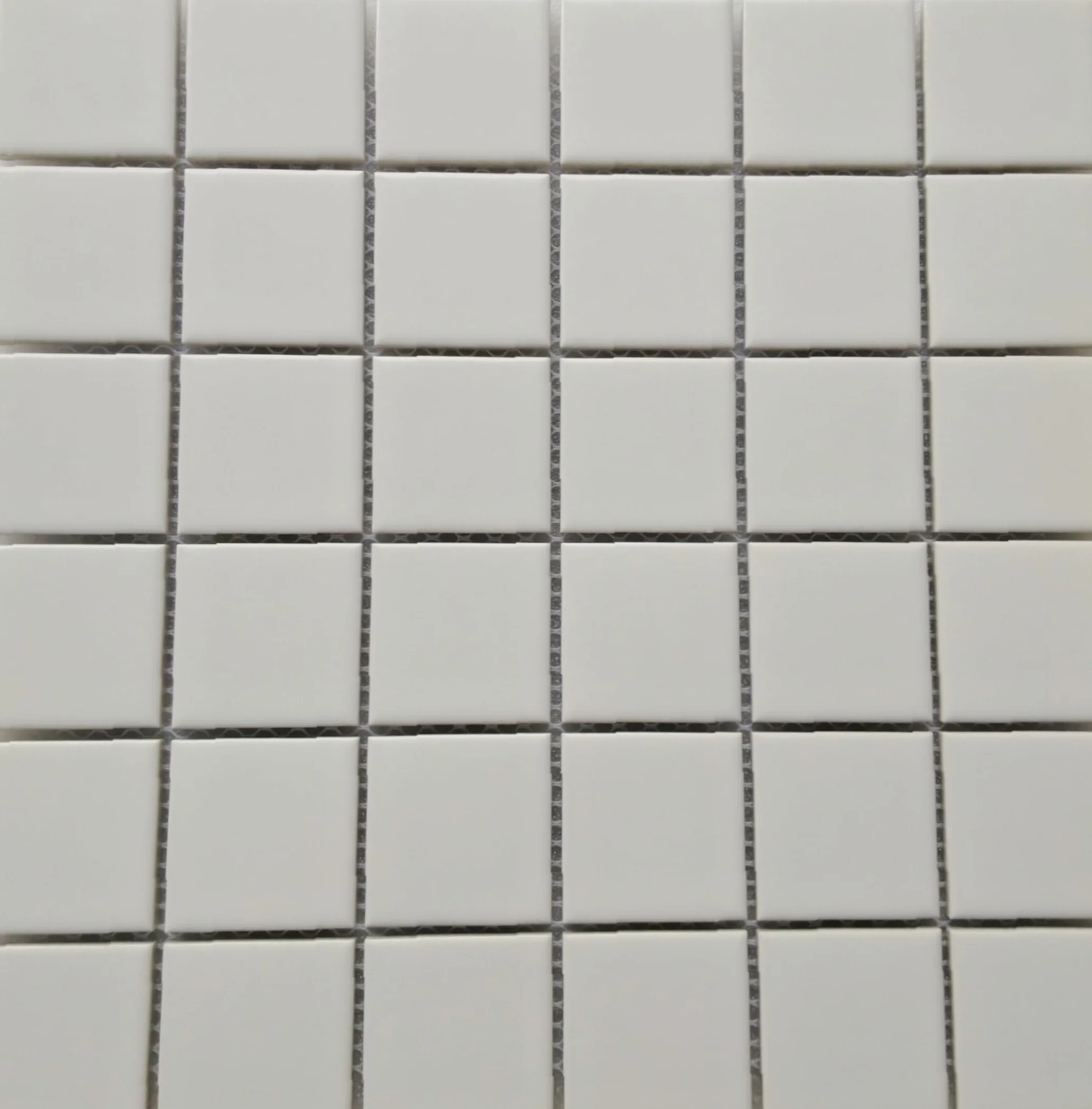 Modelo U001 (BLANCO HUESO) Mosaico enmallado de Porcelanico Todo Masa, sin esmalte, antideslizante. Medida 4,8x4,8cm. Pegado en mallas de 30x30cm.