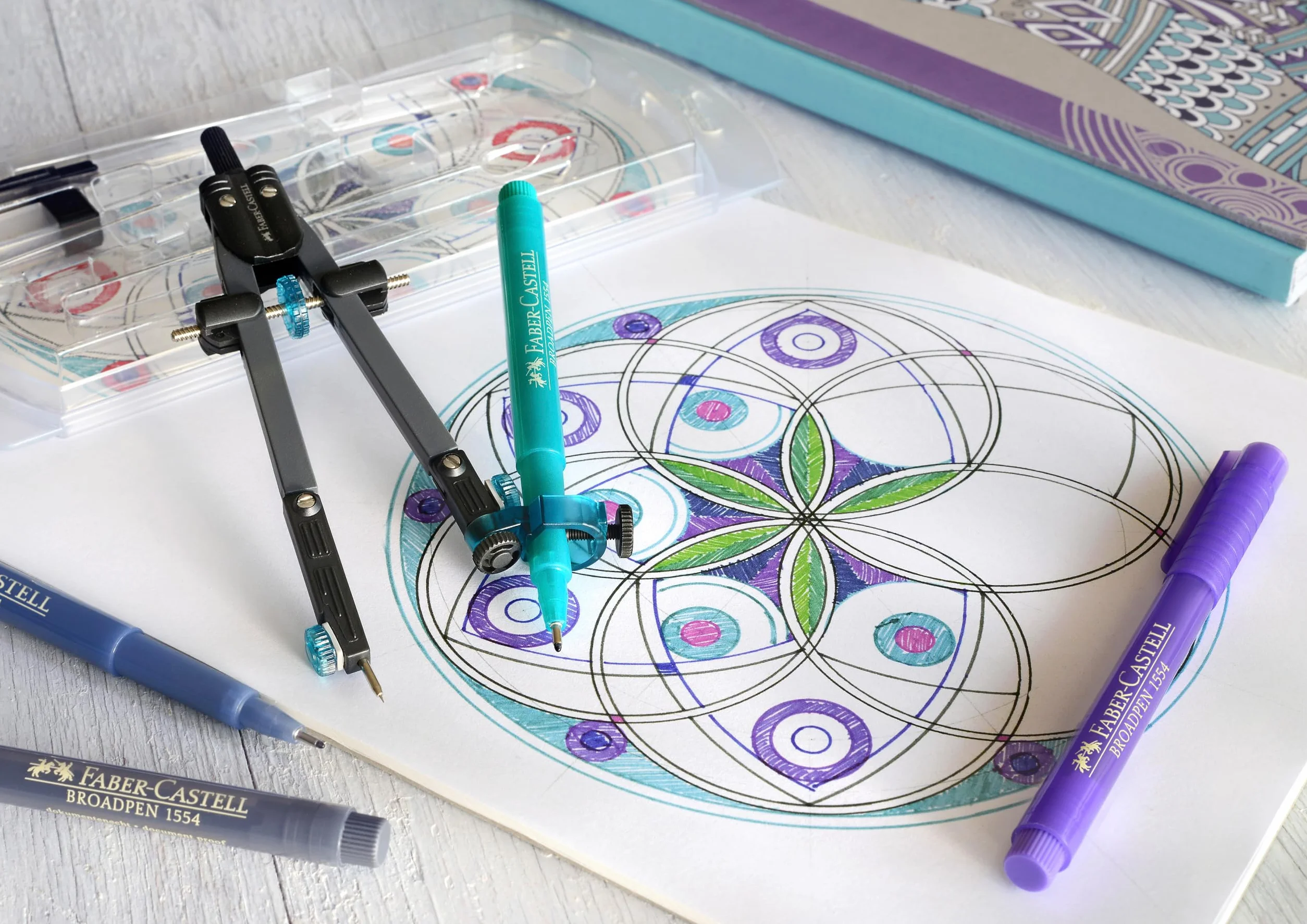 FABER-CASTELL Compás de Ajuste Rápido con Tornillo Central, Brazos Articulados y Accesorios