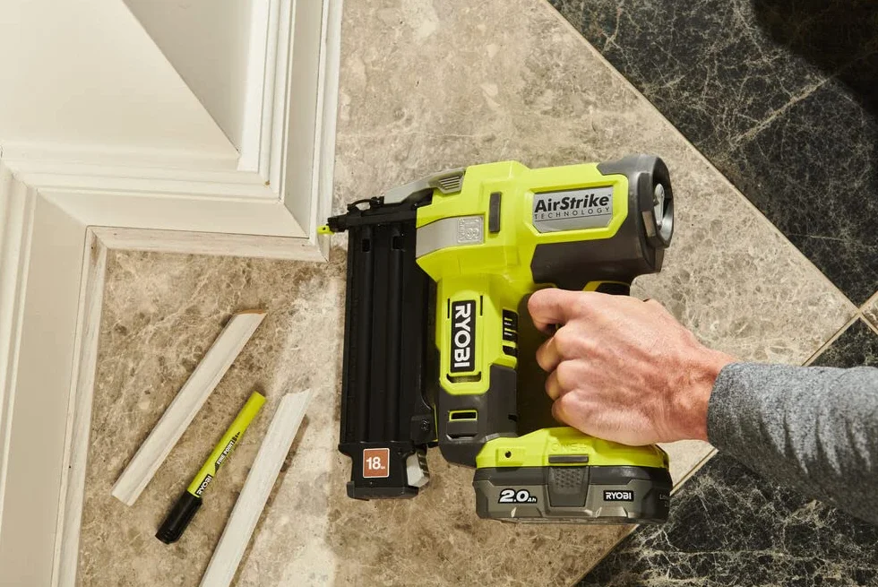 RYOBI - Clavadora 18G de Aire Comprimido 18V ONE+ para Sacar Clavos de 15 a 50 mm sin Compresor ni Cartucho de Gas - Sistema de Liberación de Clavos (Batería y Cargador no Incluidos) - R18GN18-0