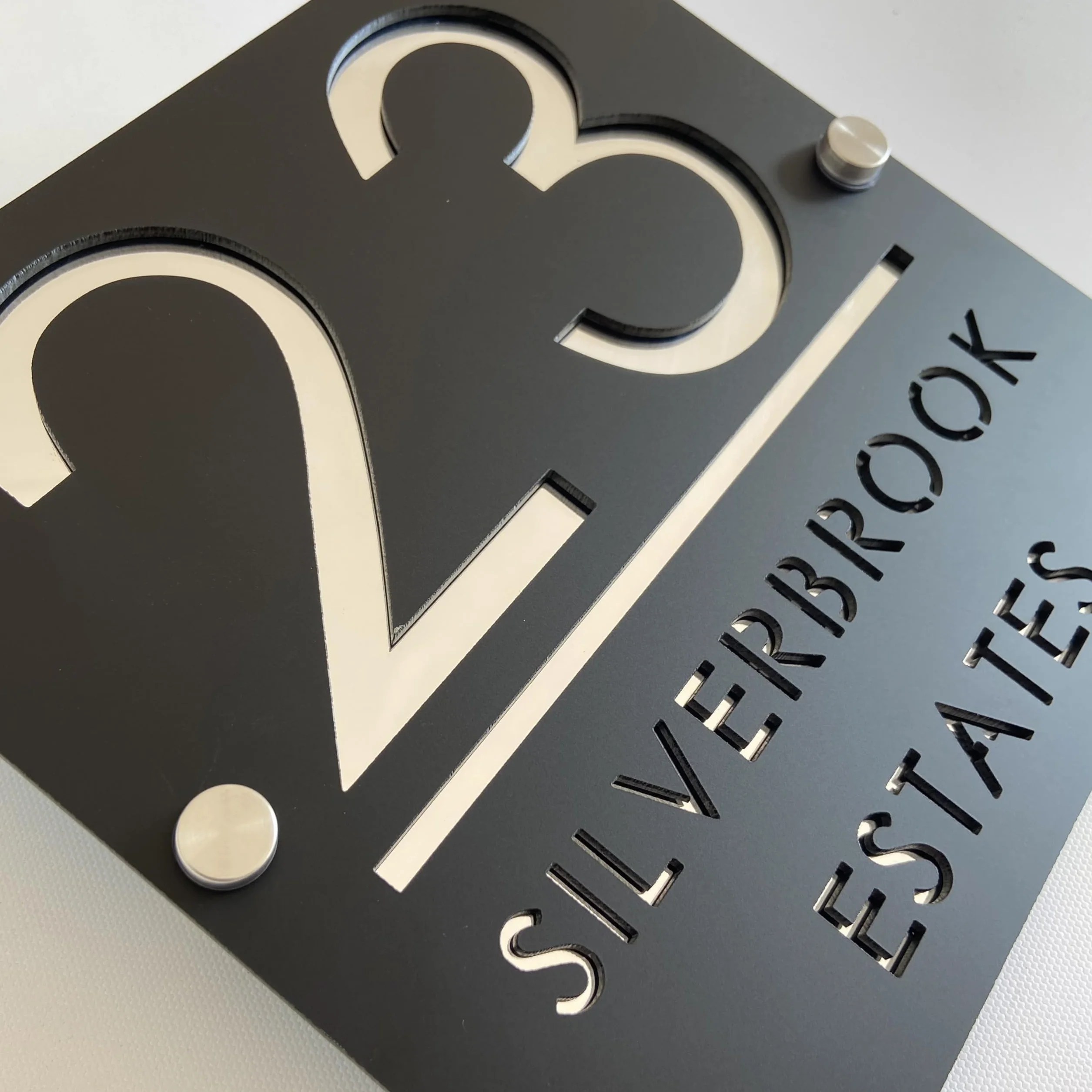 Placa de Número de Casa Personalizada 3D en Acrílico Negro y Plateado, Números Flotantes, Señalización Resistente al Clima para Puerta Interior y Exterior, Ideal para Hogar, Hotel, Apartamento, Tienda